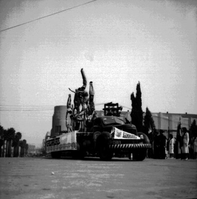 Carro alegórico de ferrocarrileros gimnastas