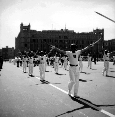 Contingente deportivo realiza tabla gimnástica durante el desfile
