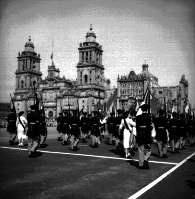 Contingente de cadetes desfilan en el zócalo durante festejos del 20 de Noviembre