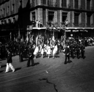 Escolta de cadetes desfilan por una calle