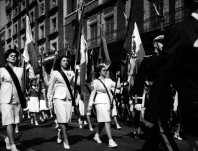 Escoltas de banderas desfilan en la plaza Constitución