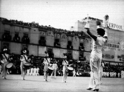 Banda de guerra integrada por mujeres desfilna en el zócalo