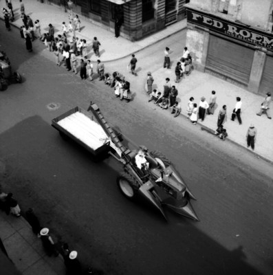 Tractos con trilladora durante un desfile