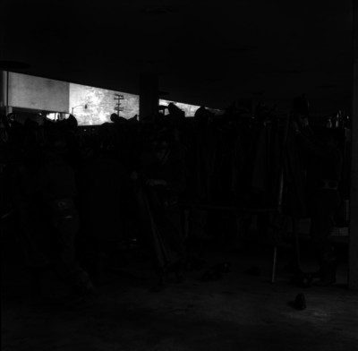 Hombres toman sus uniformes en interior de estación de bomberos