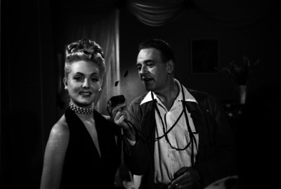 Emilia Guiú y Jack Draper encargado de la fotografía de la película Soy un prófugo, durante un descanso