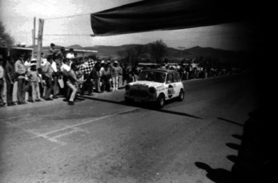 Coche antes de cruzar la meta