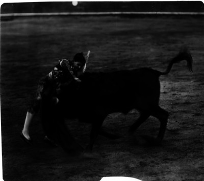 Bienvenida ejecuta estocada en una corrida