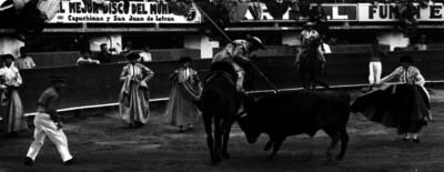 Simón Cárdenas observa a un picador durante una corrida