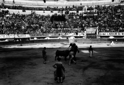 Simón Cárdenas, toreros y picador durante el primer tercio de una corrida