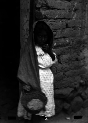 Niña con rebozo y canasta, retrato
