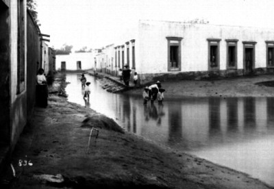 Gente en una calle inundada