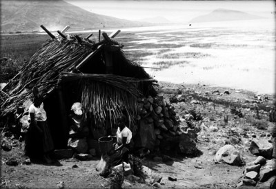 Mujeres purépechas en vivienda a orillas del lago de Janitzio