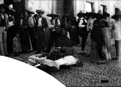 Vendedora de pan y dulces rodeada de gente en una calle, retrato