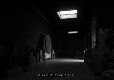 Gente visita una sala del "NATIONAL MUSEUM MEXICO", Museo Nacional