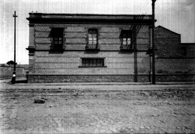 Casa de dos pisos en la esquina de la calle Ferrocarril de Cintura, fachada