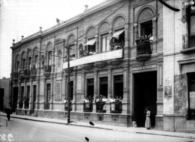 Gente en los balcones del Conservatorio Libre