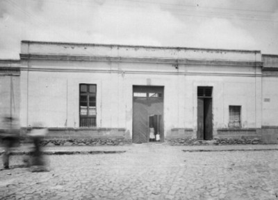 Mujer y niña en la puerta de una casa de la calle Héroes de Nacozari No. 29 de la cd. de México