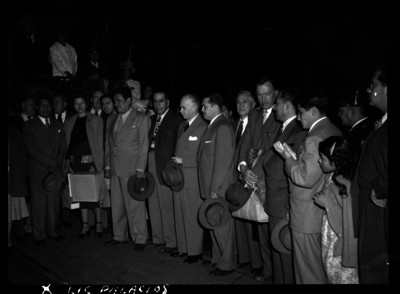 Manuel R. "Palacios" en un evento con otros personajes