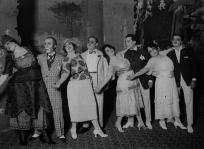 Esperanza Iris y actores durante una obra teatral
