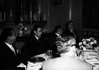 Hombres se rien y conversan durante un banquete