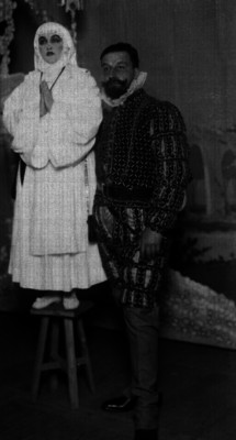 Guadalupe Rivas Cacho con un actor, caracterizando a Doña Inés y a Don Juan Tenorio