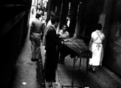 Hombre tocando una marimba en una calle
