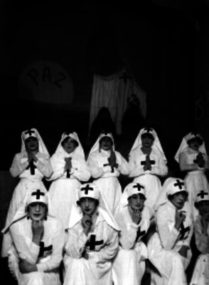 Actrices caracterizando a monjas durante una obra de teatro