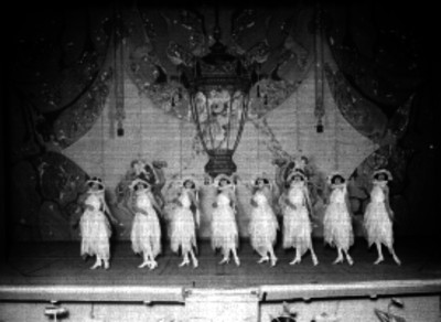 Bailarines actuando en una obra de teatro
