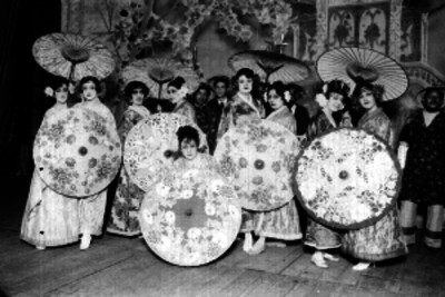 Actores durante una escena de estilo oriental