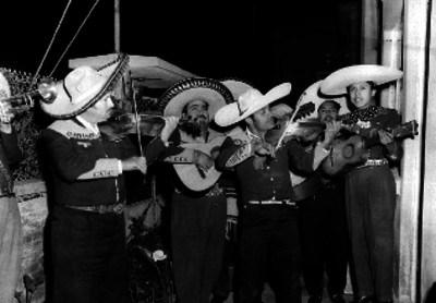 Mariachi interpretando melodias