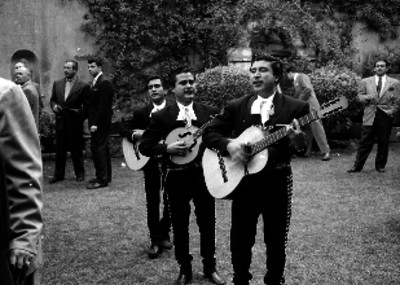 Mariachi cantando en un jardín