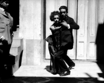 Hombre y mujer durante un concurso de baile
