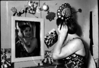 Vedette peinándose frente al espejo de su camerino, retrato