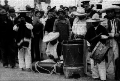 Músicos típicos durante una fiesta popular