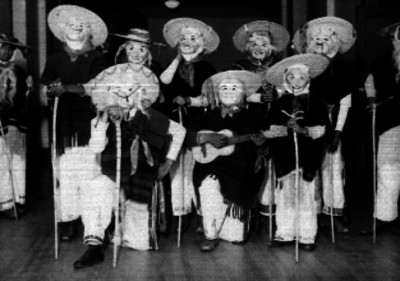 Bailarines integrantes de la danza de los viejitos