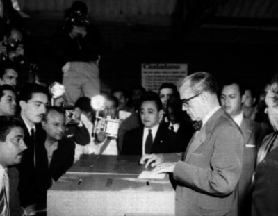 Adolfo Ruíz Cortines depositando su voto en las urnas