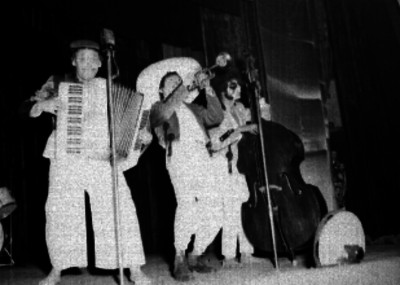 Integrantes de un grupo musical durante un concierto