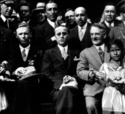 Charles Lindbergh, Dwight Morrow y otras personas en una ceremonia, retrato de grupo