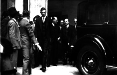 Charles Lindbergh y otros hombres en un edificio