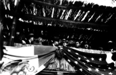 Charles Lindbergh y otras personas, en palco de un lienzo charro, retrato de grupo
