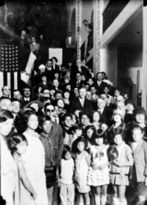 Charles Lindbergh, Dwight Morrow, niños y otras personas en un salón