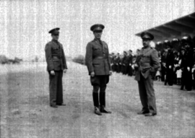 Samuel C. Rojas, Juan Guillermo Villasana y otro militar en los campos de Balbuena, retrato de grupo