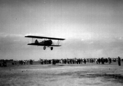 Gente observa exhibición aérea