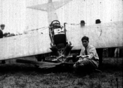 Juan Pablo Aldasoro junto al avión en que se accidentó