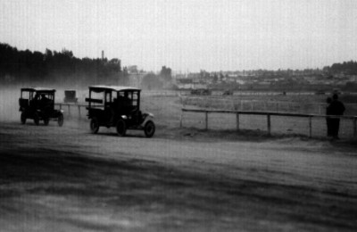 Automóviles durante una carrera en el autódromo