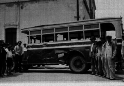 Hombres junto a un autobús accidentado frente a la Delegación del Ministerio Público