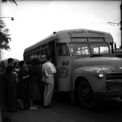 Personas abordan un camión de transporte