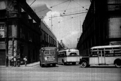 Autobuses de pasajeros pasan por un avenida