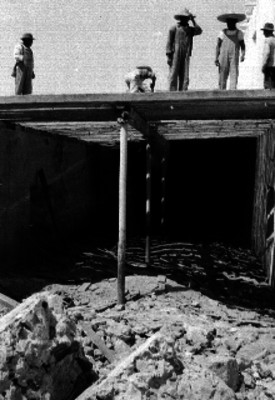 Hombres reconstruyendo una casa después de un derrumbe