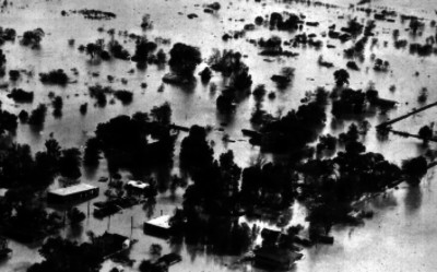 Poblado inundado durante el desbordamiento de un río, vista aérea